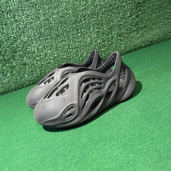 Adidas Yeezy Foam RNR Carbon Black IG5352 Kids Size 13C 13K